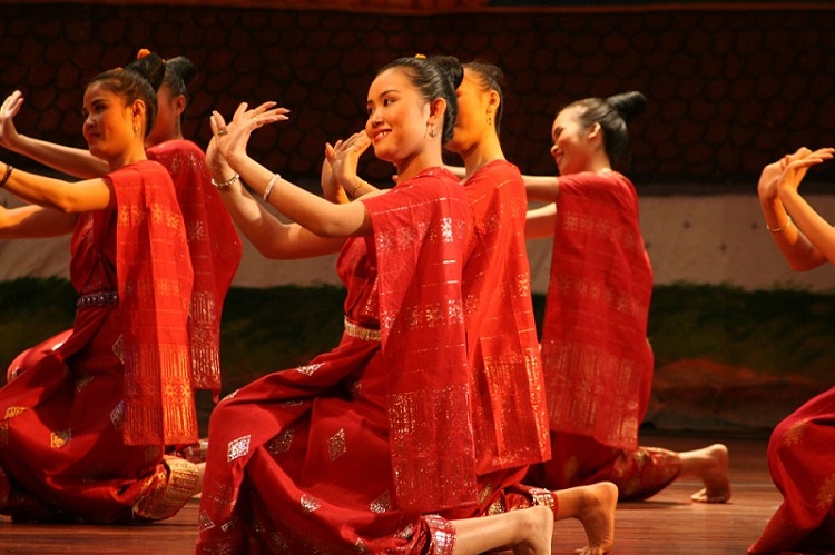 10 conseils astuces reussir voyage laos danse traditionnelle 